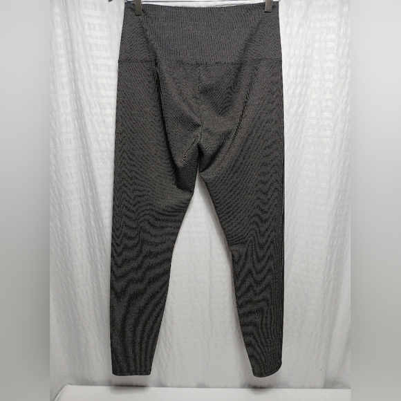 Lysse New York Highrise Tummy Control Compression Ladies Leggings. Size M - Picture 3 of 10